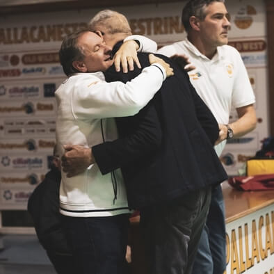 abbraccio tra mauro e coach