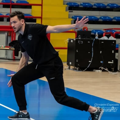 preparatore svolge esercizio in palestra