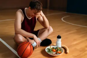 Segnali fisici del sovrallenamento nel basket: come la dieta li anticipa